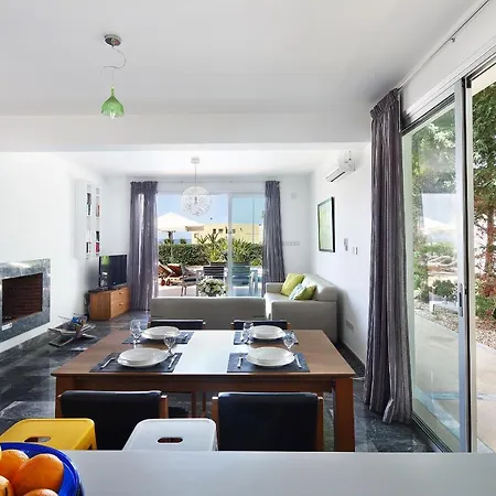 天堂湾豪华海滩别墅 Paphos